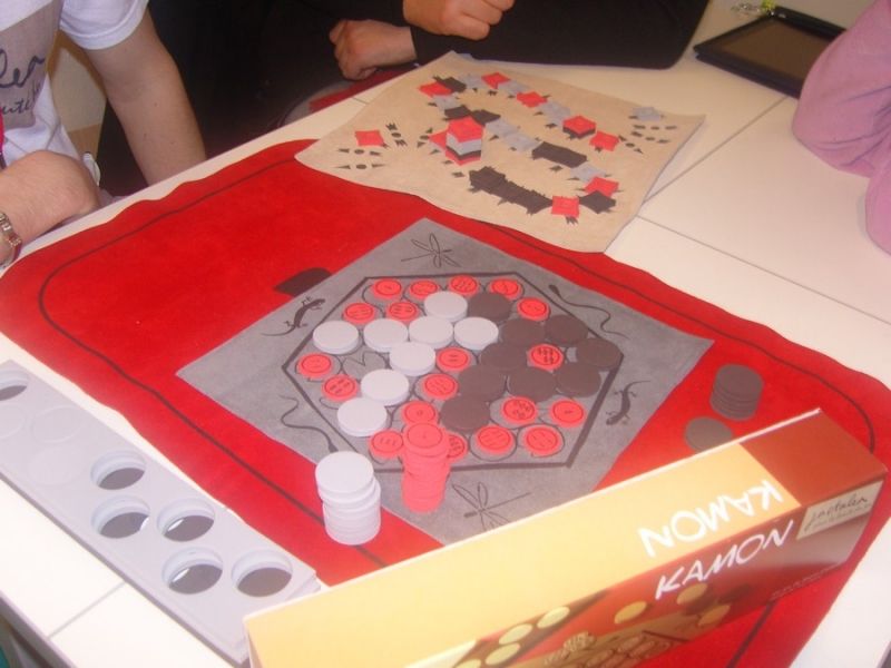 Kamon et juste derrière Khan Tsin