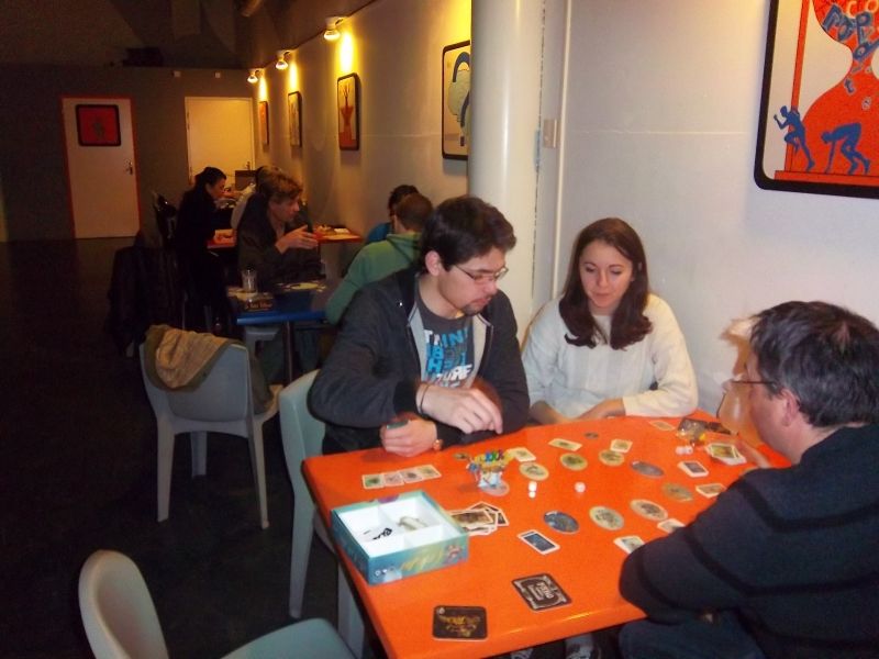 Quelques-uns des futurs animateurs (studieux)  présents ce soir là... à droite, on reconnaît monsieur Cormyr, qui a présenté ici les règles de Celestia.