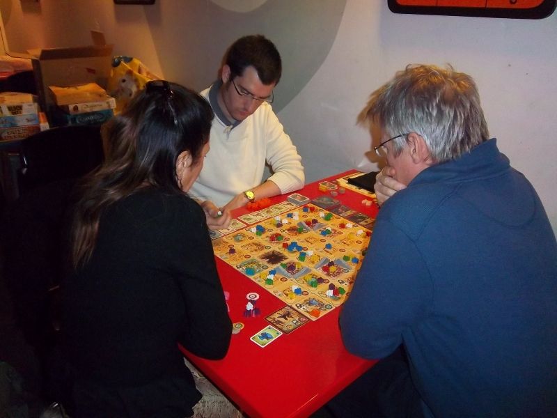 Le jeu, c'est du sérieux... On planche ici sur Five Tribes (Days of Wonder)