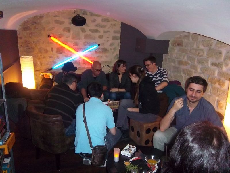 Vue sur l'une des 6 ou 7 salles (je ne sais plus) du Game Taverne... Cool non ? On peut même y rencontrer du Ludonaute autour d'un Colt Express.