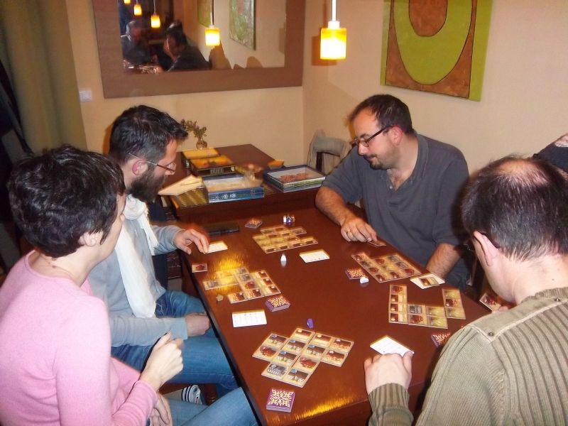 Au 8uit Café ludique, en marge du tournoi de 7 Wonders duel, L'éditeur Morning Players était venu avec notamment Between Two cities. Monsieur Thieumm est détendu avant le "gros" Week-end...