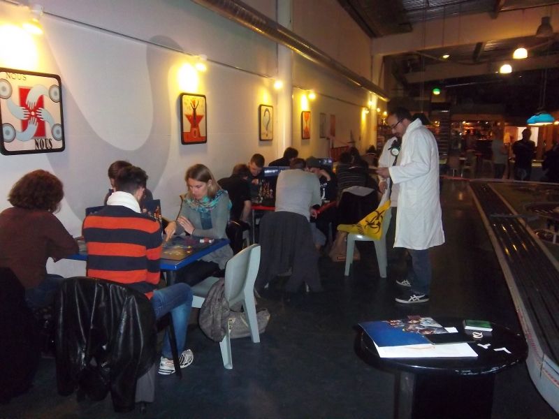 Un aperçu de quelques tables du tournoi de Pandemic survival... les animateurs (en blanc) on fait vivre l'enfer aux participants