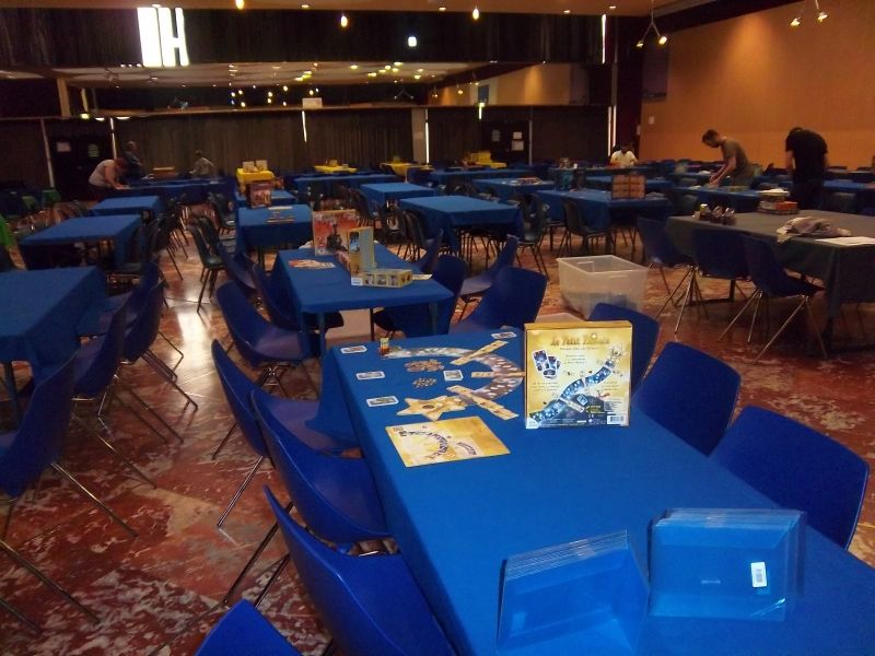 Vendredi, salle principale : Installation des tables, des chaises, des nappes, et le plus long peut-être, préparation minutieuse de chaque jeu (plus de 140)...
