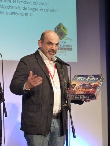 Bruno Cathala fait un discours sur la genèse de son oeuvre : "j'ai voulu faire un monoploy avec des perles…"