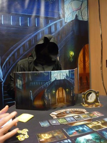 Ah, notre fantôme maître du lieu nous appelle