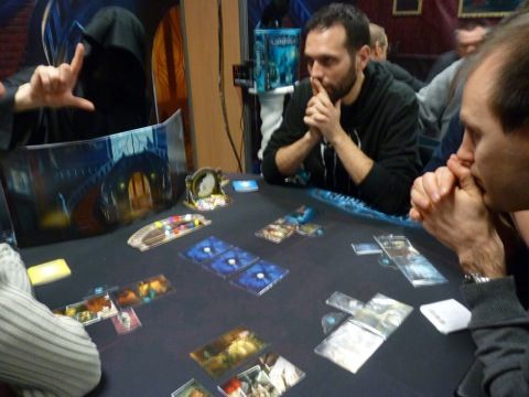 Nous faisons beaucoup de spiritisme pour comprendre les indices du MJ