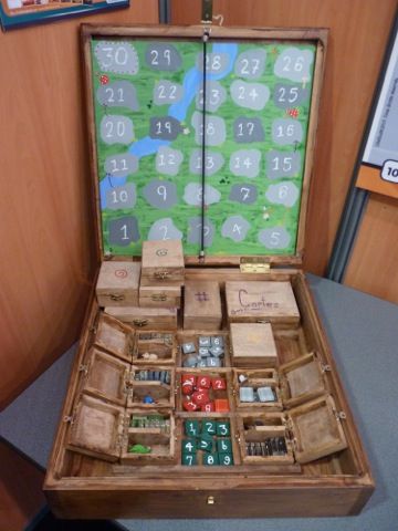 la boîte originale du jeu tout en bois et faite main