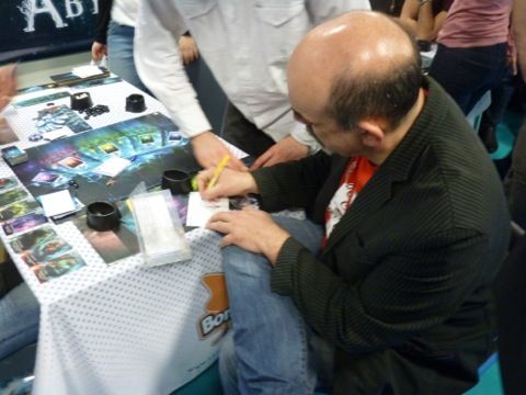 Non, séance d'autographe pour Bruno Cathala un des auteurs d'Abyss qui présentait son extension
