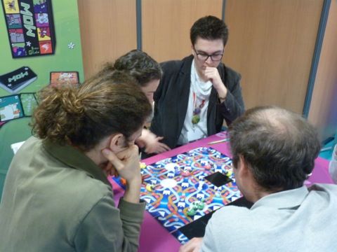 le sympathqiue Matthieu Lanvin qui présente son proto du jeu Space Sheeps à paraître chez Hurrican