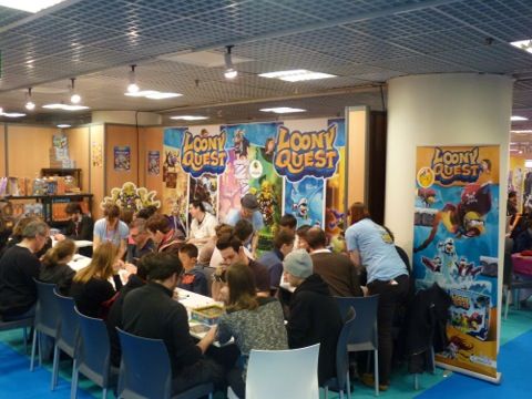 Le stand Libellud où les tables de Loony Quest ne désemplissent toujours pas 