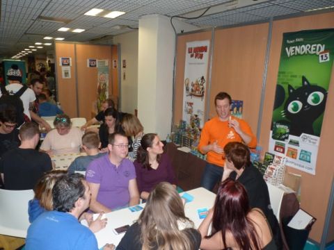 le stand du Scorpion Masqué avec une partie survoltée de C'est pas faux