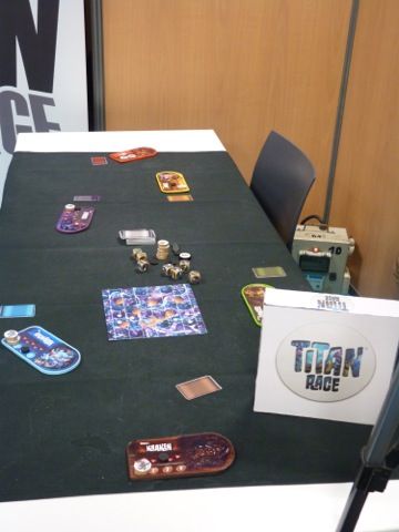 le proto de Titan Race le premier jeu édité du jeune auteur Julian Allain, et illustré par Djib chez Funforge