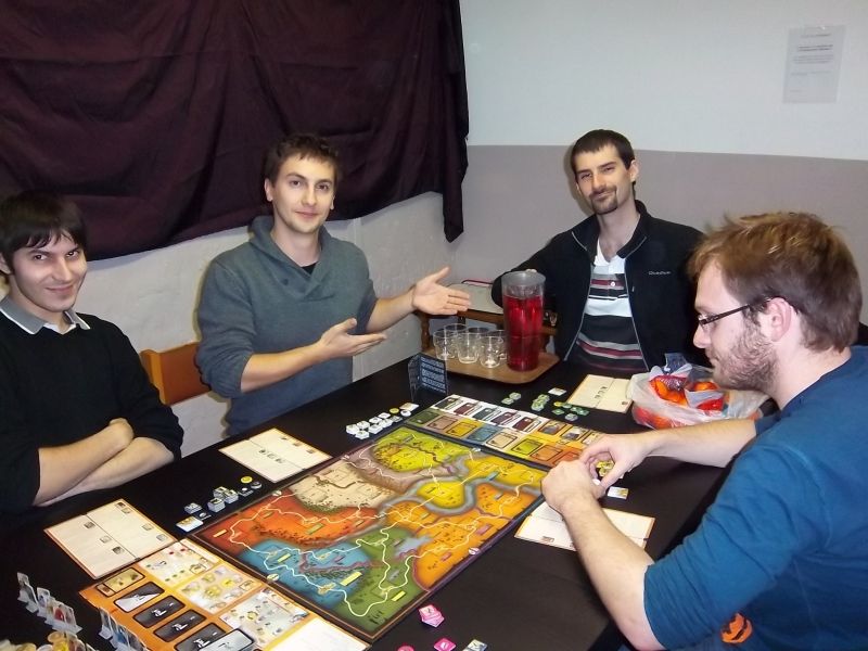 De gauche à droite : Grégoire, mon futur allié, Kevin, un futur traitre, Nicolas, un futur fourbe vainqueur, Nico, un futur trahi mais fourbe aussi...