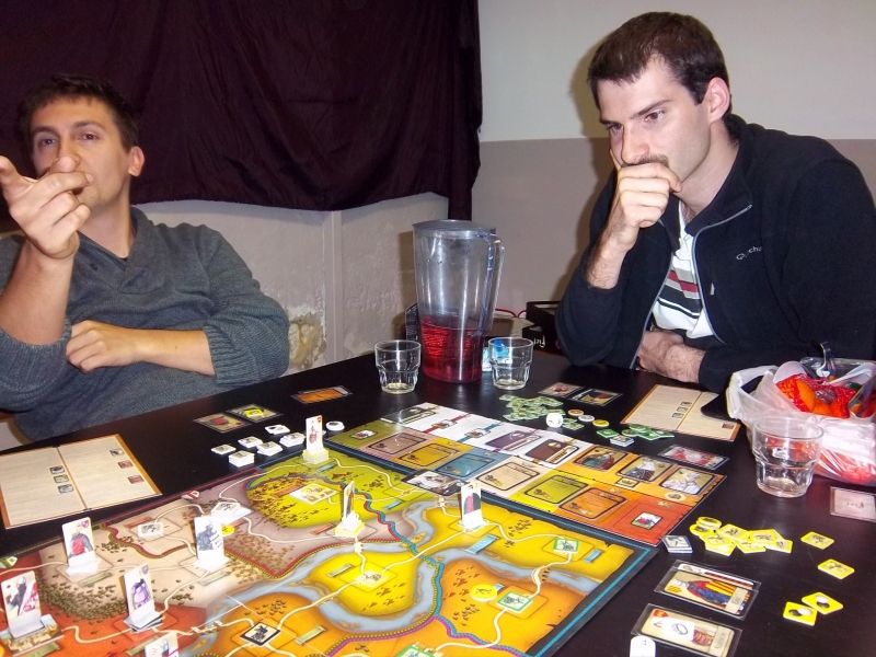 "Fais pas trop confiance à ton allié" dit Kevin à Grégoire en me montrant du doigt. Pendant ce temps, Nicolas se demande comment agir efficacement mais en solo...pour le moment.