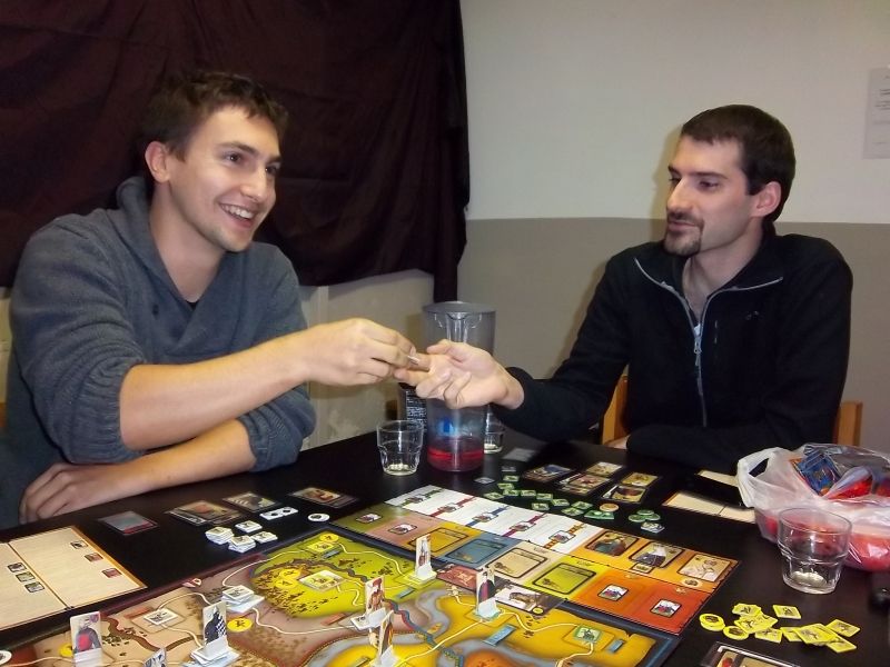 Regardez-les ces deux fourbes ! Comme deux larrons en foire ! Kevin ne va néanmoins pas profiter de cette nouvelle alliance...