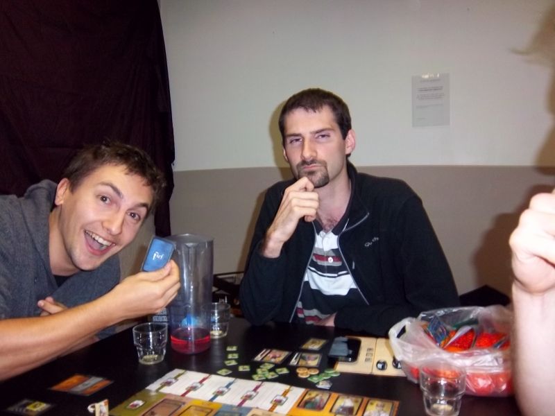 L'un fait le malin, l'autre se sent déjà investi dans sa fonction de Pape...