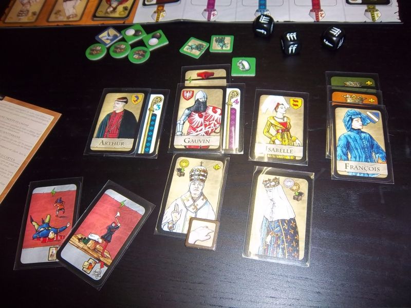 La famille finale de Nicolas, le vainqueur, et les 2 cartes actions qu'il avait encore en main...