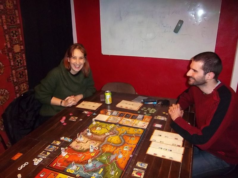 Le suspense haletant de la partie n'a pas empêché de bonnes rigolades...photo prise au moment où allait avoir lieu une nouvelle négociation secrête entre les deux futurs vainqueurs.