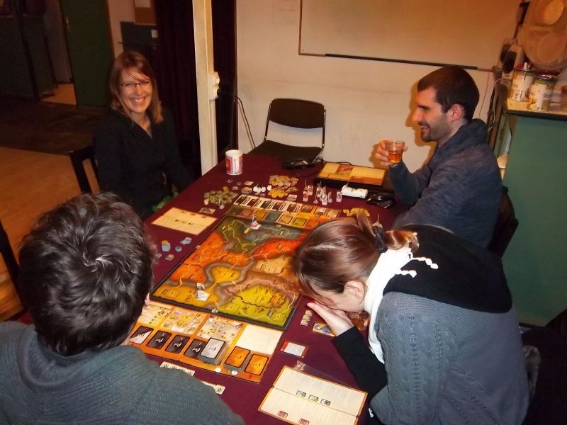 Et ça rigole avant de commencer ! Au premier plan, Kevin, puis Dame Camille, Nicolas (le fourbe), et Dame Béatrice