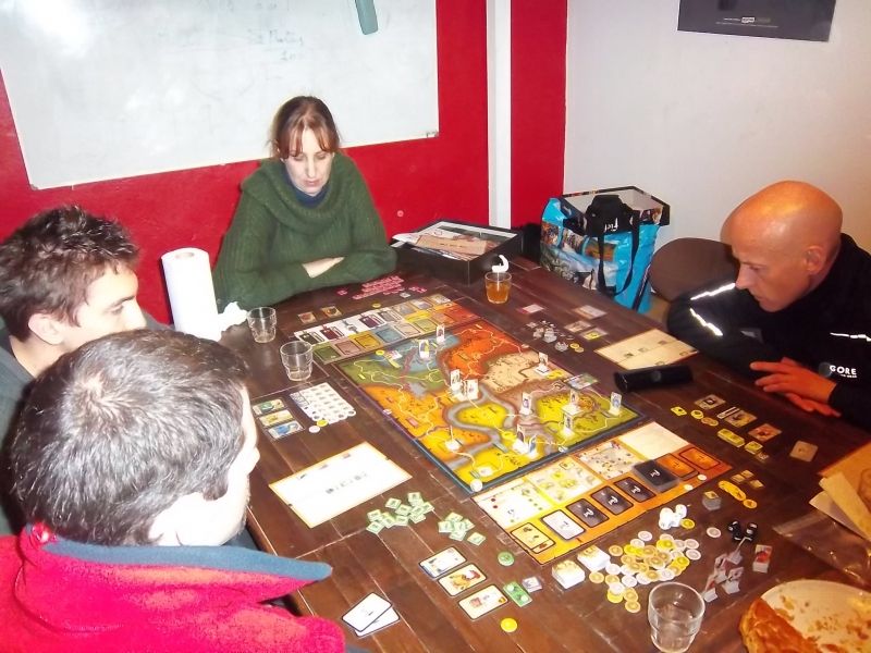 Sérieux et concentration...la partie au second tour. De g. à d. Nicolas, Kevin, Dame Béatrice et Rémi.