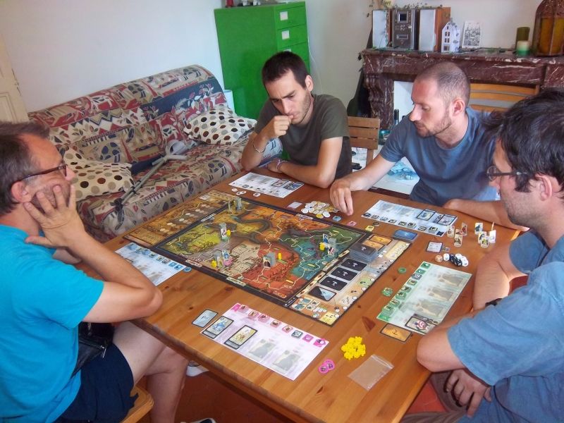 Monsieur Sébastien (oui, c'est lui en haut à droite) s'apprête à jouer, sous les regards attentifs de messieurs Pierre, Gabriel et Julien.