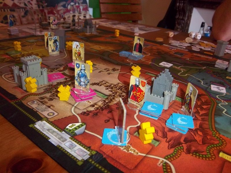 Une vue du plateau en cours de partie : au premier plan à droite, un château teutonique.