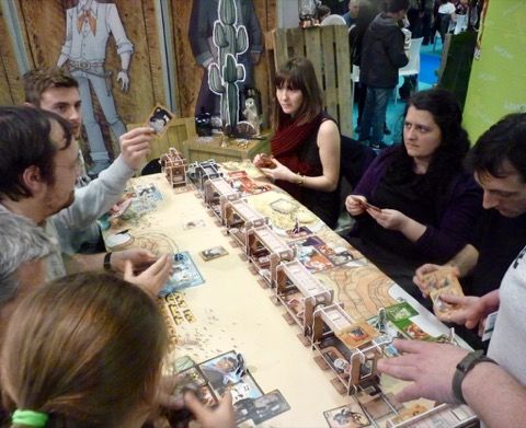 La version surdimentionnée de Colt Express édité par Ludonaute jouable sur le stand Asmodée.