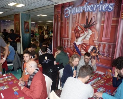 Beaucoup de tables de jeux pour la sortie de Fourberies sur le stand Bombyx.