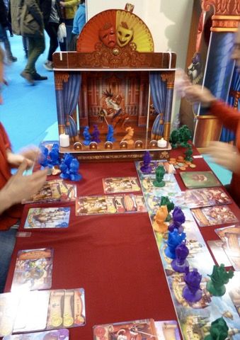 La version surdimentionnée du jeu Fourberies de Bruno Cathala et Christian Martinez avec des illustrations de Jérémy Fleury.