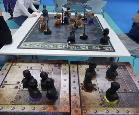 La version surdimentionnée de Mr Jack (en noir les persos dans l'ombre).