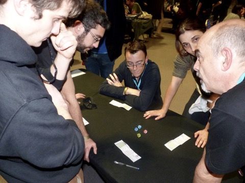 Un coin de table au off avec Bruno Cathala pour nous faire jouer à Dice Stars son dernier jeu créé avec Ludovic Maublanc et à paraître chez Matagot