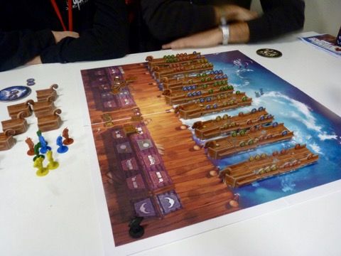 Le plateau de jeu avec les drakkars en attente d'une proue pour quitter le port.