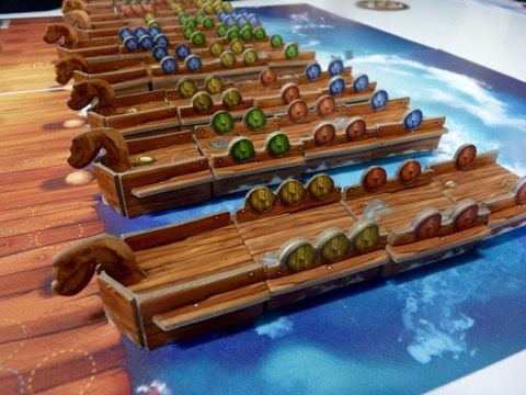 Les drakkars avec les boucliers aux couleurs des joueurs.