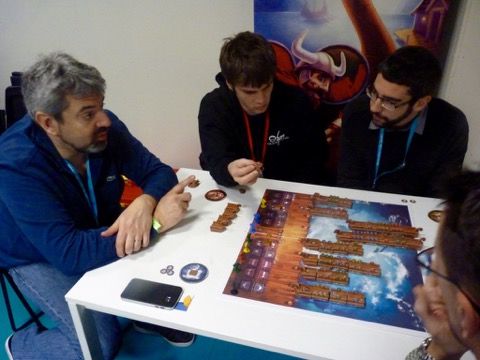 Charles qui livre des petits conseils bien utiles...