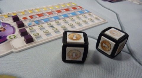 Les 2 dés version légo (donc non éditable) avec leurs faces amovibles.