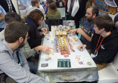 Enfin un bout de table pour Dice Forge le futur jeu de régis Bonnessée à paraître chez Libellud. Une partie à 6 joueurs (!) la team Jedisjeux se répartissant sur 2 chaises !!!