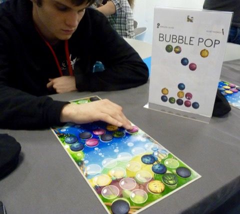 Bubble Pop un jeu de Grégory Oliver ( un auteur lyonnais à suivre avec bientôt son autre jeu Outlive)à paraître chez Bankiiiz 