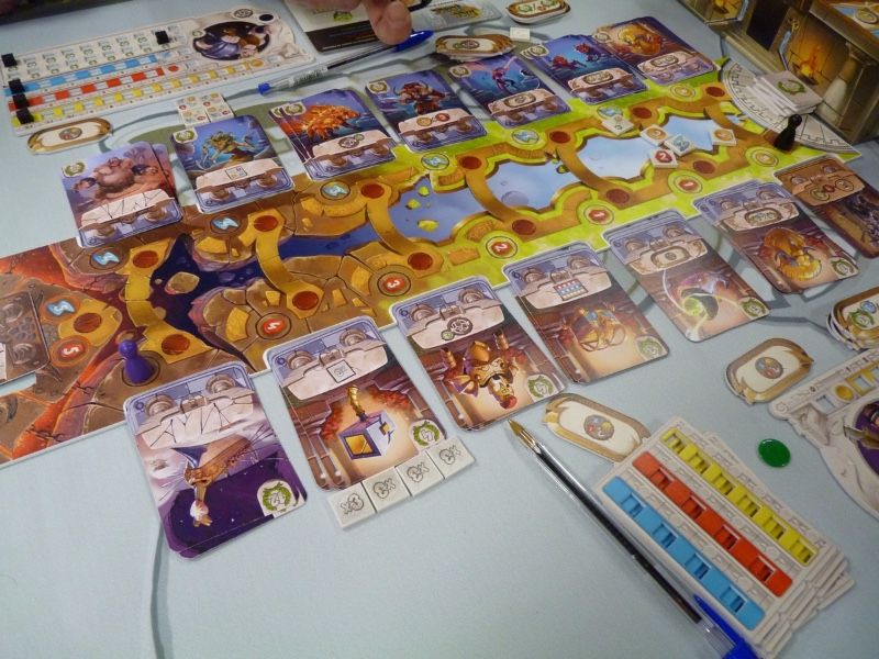 Le plateau et les cartes de jeux toujours en développement mais bien aboutis quand même...