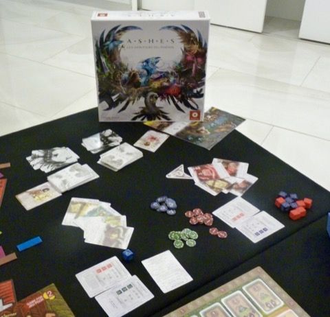 Ashes Rise Of The Phoenix Born un jeu de Isaac Vega édité chez Filosofia