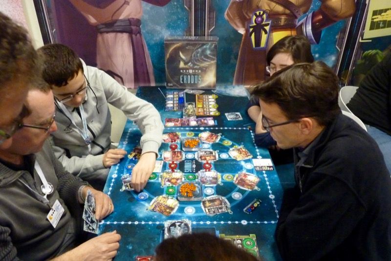 Arrivé plus tôt, Nico s'est trouvé une petite place sur une table de Seeders : Exodus le futur jeu de chez Sweet Games.