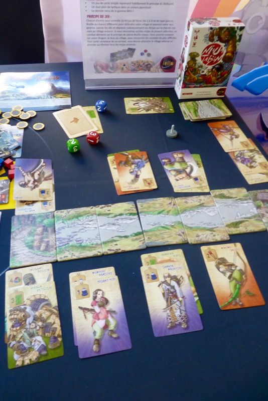 Ninja Taisen, présenté à Essen en 2014, un jeu japonais de Katsumaa Tomioka illustré par Florent Maudoux et Shigeto Murata. Gamme mini jeu.