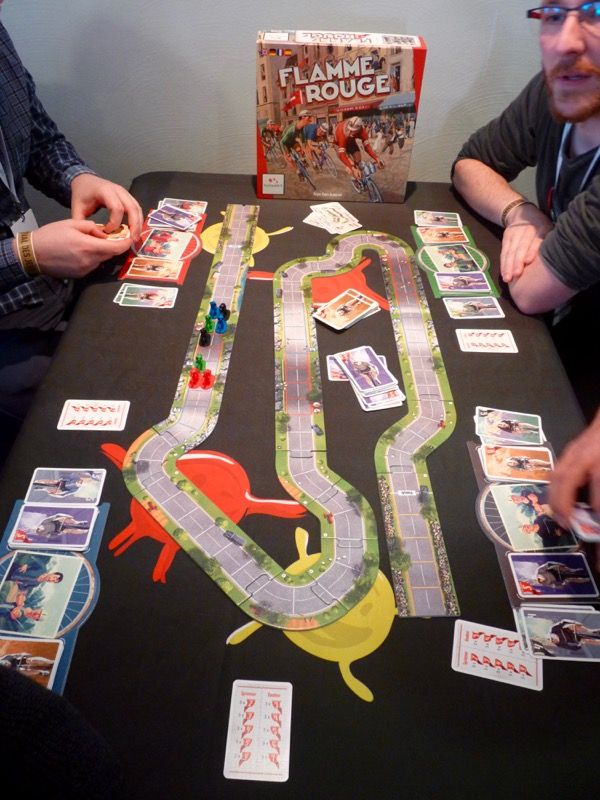 Une table de Flamme rouge, un jeu de Asger Harding Granerud et édité chez Lautapelit et qui sera distribué par Gigamic (on garde les mêmes illustrations).