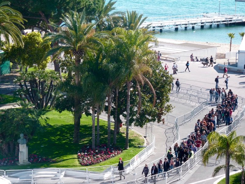 Il est midi... L'entrée est plus fluide en bas !
