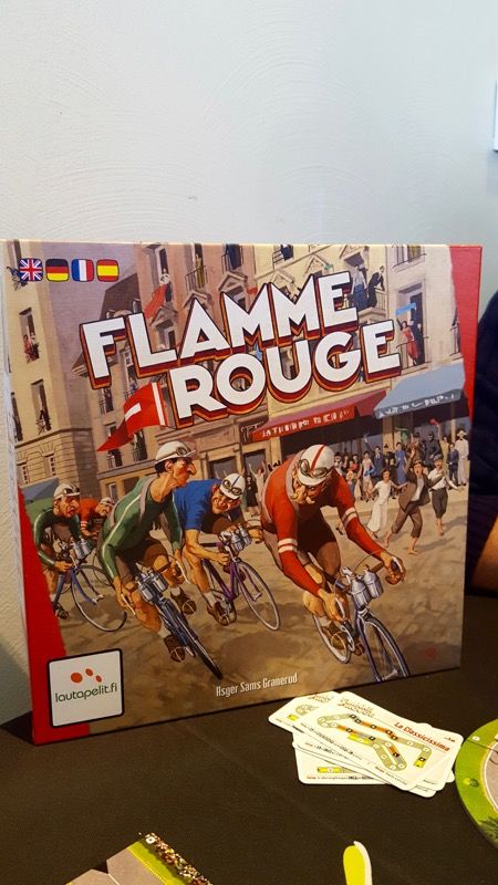 Flamme rouge se présente à nous, on n'hésite pas et on enfourche vite nos vélos...
