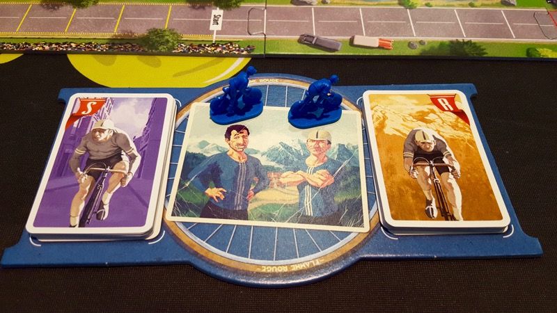 Mon plateau de jeu personnel. Oui je joue avec les bleus !!! Un paquet de cartes pour chaque coureur.