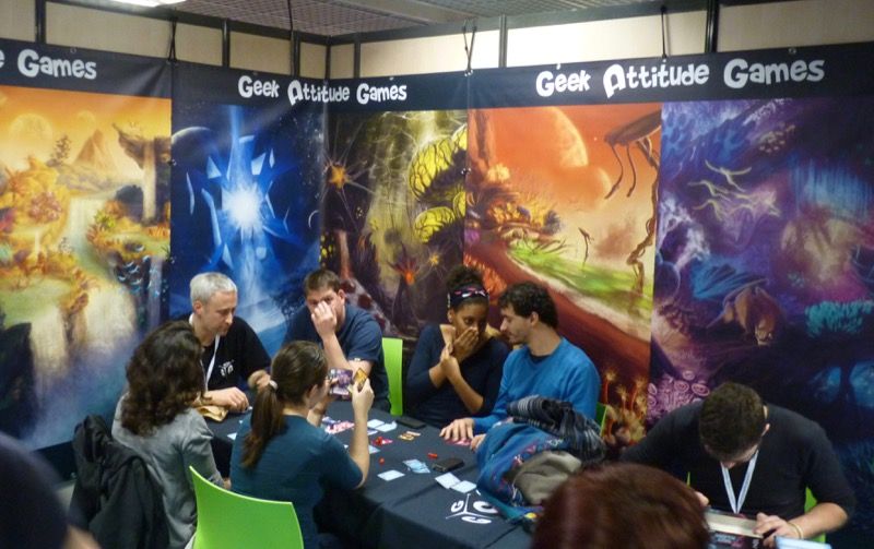 Nous remercions Mathilde pour son accueil très pro et nous redescendons dans l'antre du jeu pour se retrouver sur le stand de Geek Attitude Games.