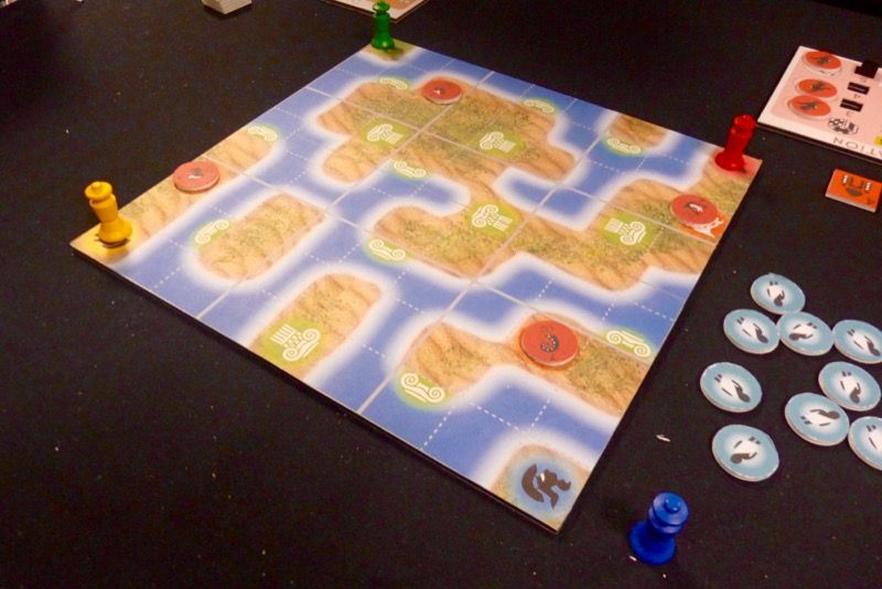 Le plateau de jeu central avec les 4 pions qui démarrent aux angles.