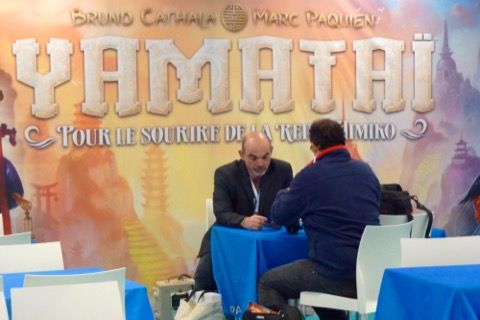 En face dans la zone d'Asmodée le stand Days Of Wonder avec Bruno Cathala, déjà en interview, pour son dernier jeu Yamataï.