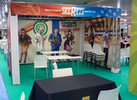 Le stand Repos Prod qui met l'accent sur une des nouveautés du salon : Secrets le jeu de B.Faidutti et E.Lang.