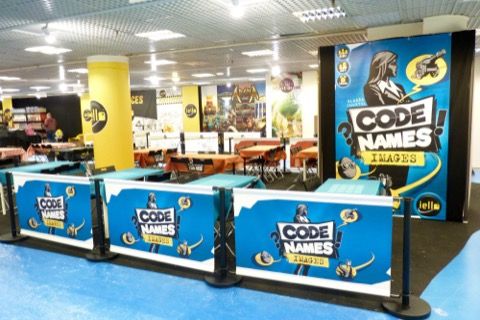 En face on retrouve également le stand Iello toujours aussi impressionnant même vide ! Et le nouveau Code Names ! images.